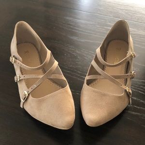 Restricted flat sandals